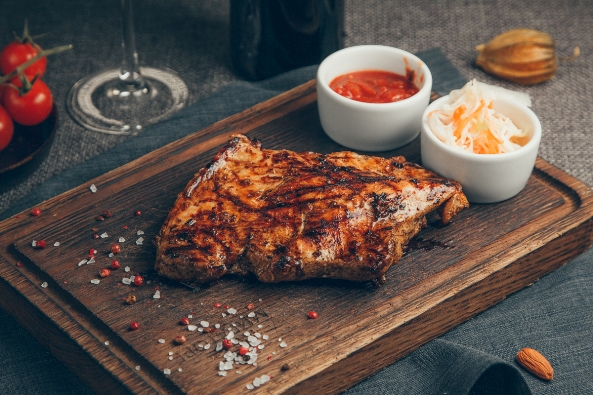 Белый стейк из мяса индейки