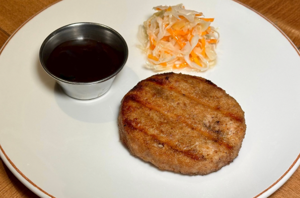 Котлета куриная на гриле с малосольной капустой