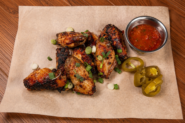 Жареные крылья с соусом сальса